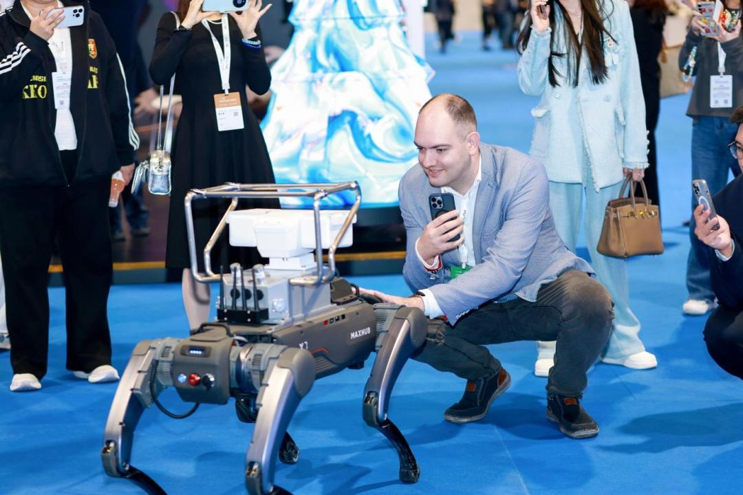 湾区智造受追捧,视源股份硬核科技亮相AIE