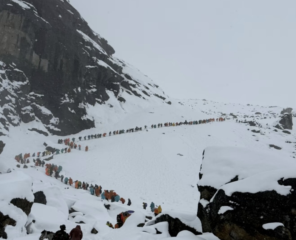 珠峰东坡暴雪近千人被困：徒步升温游客激增 高端团费用人均万元