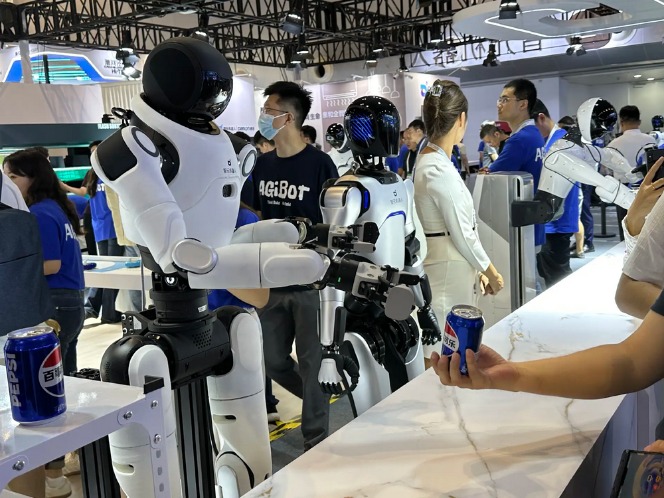 直击WAIC2025：“顶流机器人给我递可乐”！阿里投身“百镜大战” 大模型落地提速