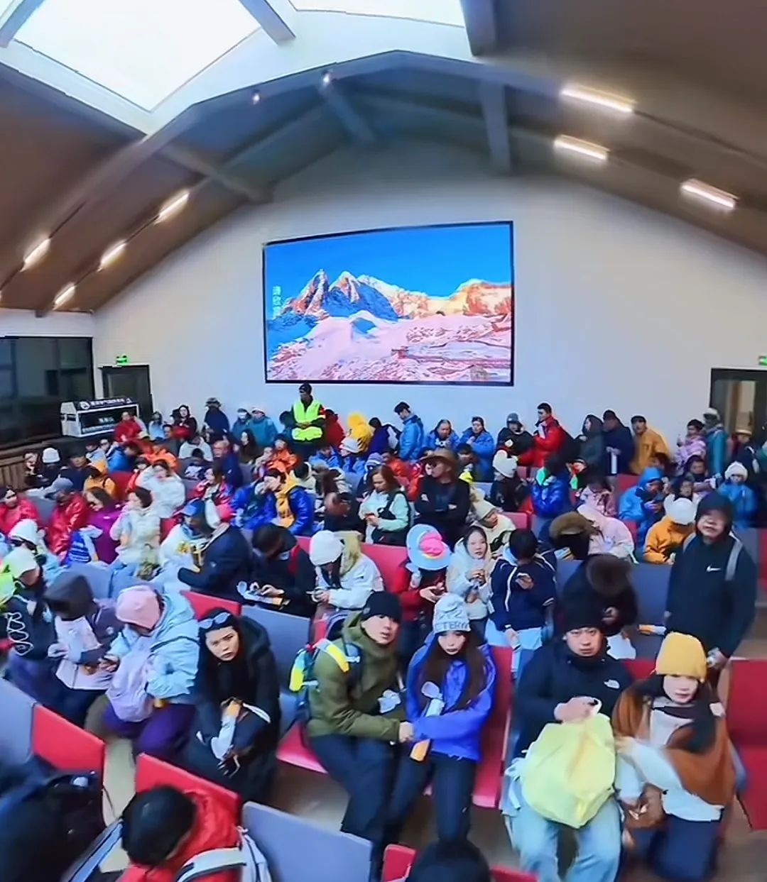 “失温缺氧,有人裹垃圾袋保暖”,大量游客被困山顶!云南知名景区回应