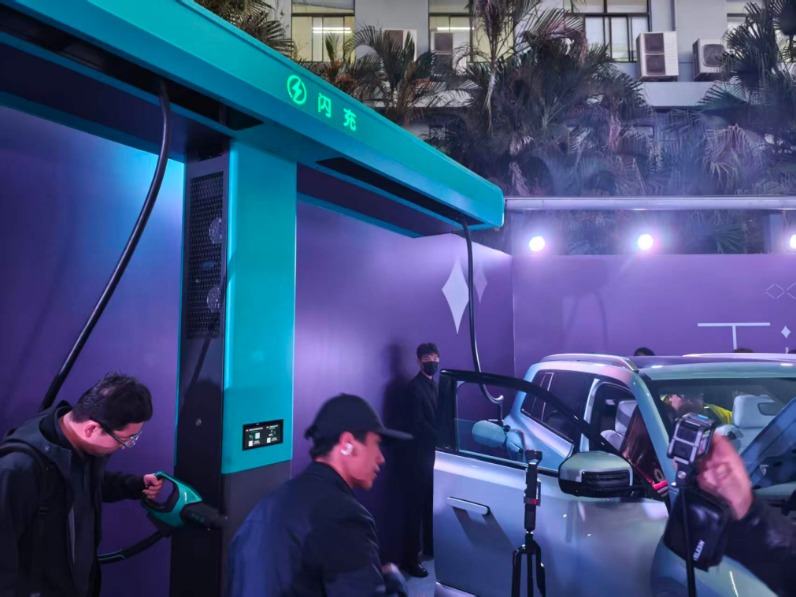 当闪充技术遇上潮流艺术,比亚迪在红海里打了一张“情绪牌”