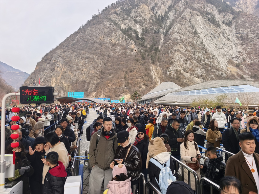 假期过半“抢闸客”回流带动二次短途游 三亚免税店销售额屡创新高