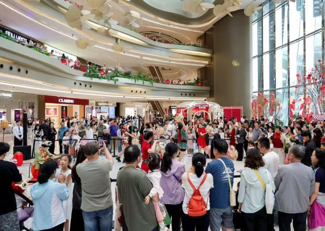 新春走基层 | “踏进免税城,就‘刹不住’了!”海南春节消费火爆