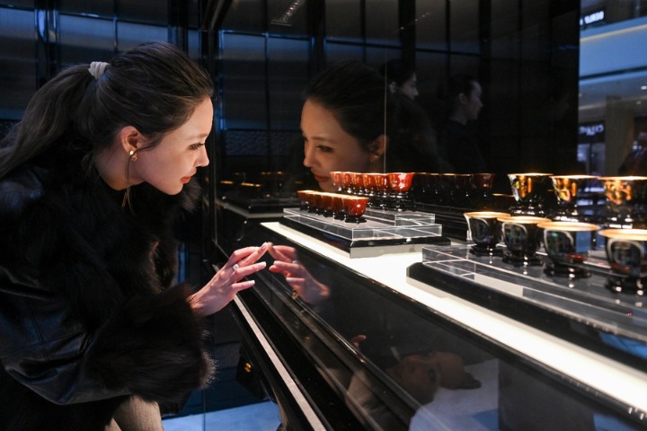 “中国金”走俏,老外扎堆到上海买黄金,有门店一天接待近20“洋面孔”