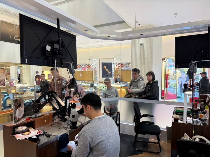 “中国金”走俏,老外扎堆到上海买黄金,有门店一天接待近20“洋面孔”