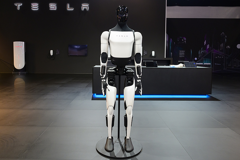 马斯克突袭达沃斯放预告:人形机器人或于明年年底前开卖